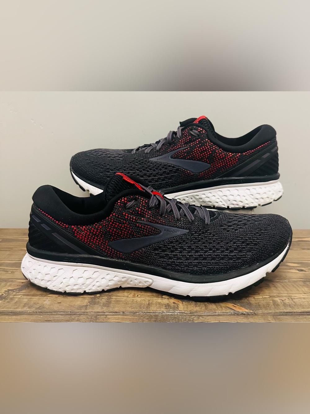 Brooks Ghost 11 Running Shoes Black/Red Medium Men’s Size 8.5